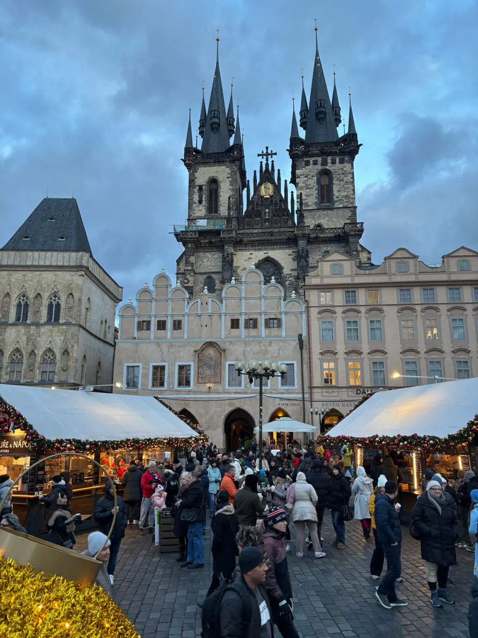 De Týnkerk en kerstmarkt op het Oude Stadsplein in Praag