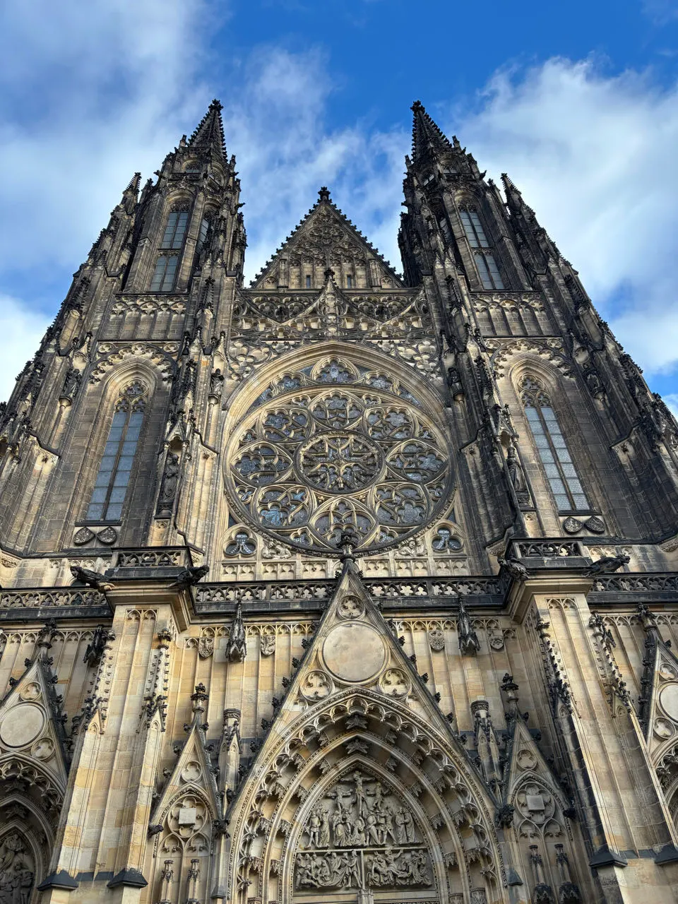 De gotische voorgevel van de Sint-Vituskathedraal op de Praagse burcht