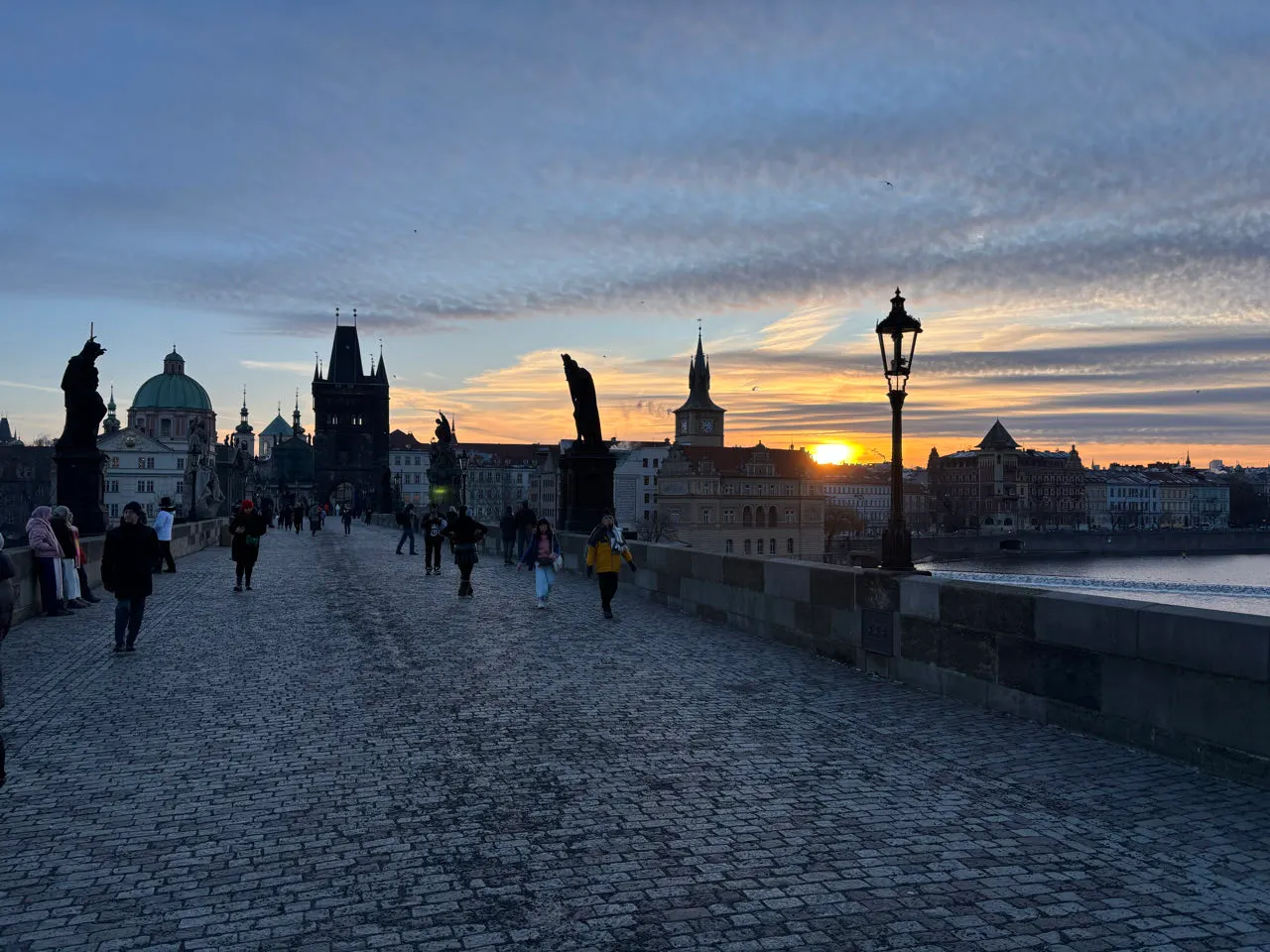 Zonsopkomst boven de oude stad van Praag gezien vanaf de Karelsbrug