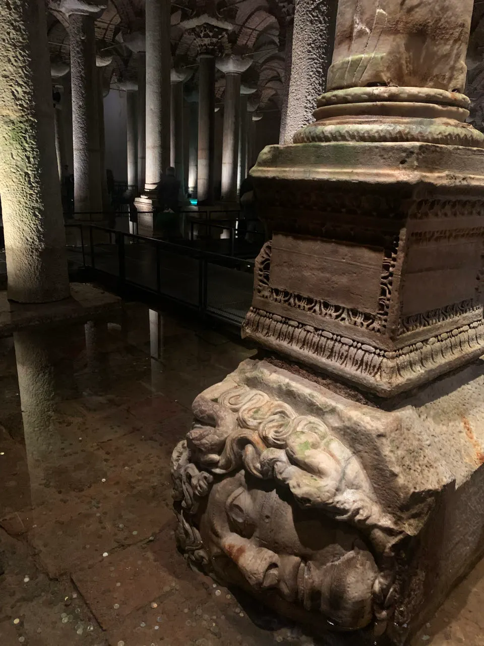 Het Medusahoofd als zuilvoet in de Basilica Cisterne in Istanbul