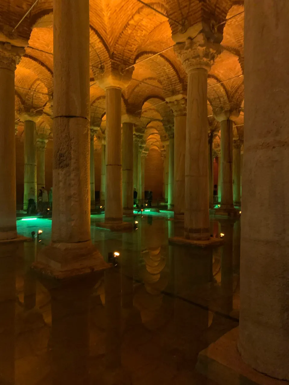 De verlichte zuilen in de ondergrondse Basilica Cisterne in Istanbul