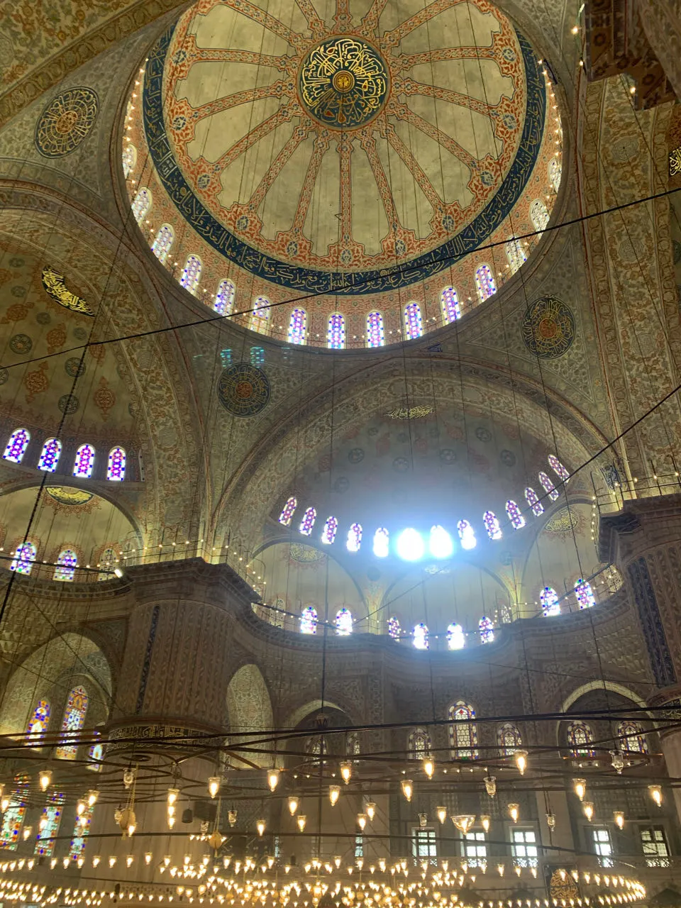 De versierde koepel binnen in de Blauwe Moskee in Istanbul