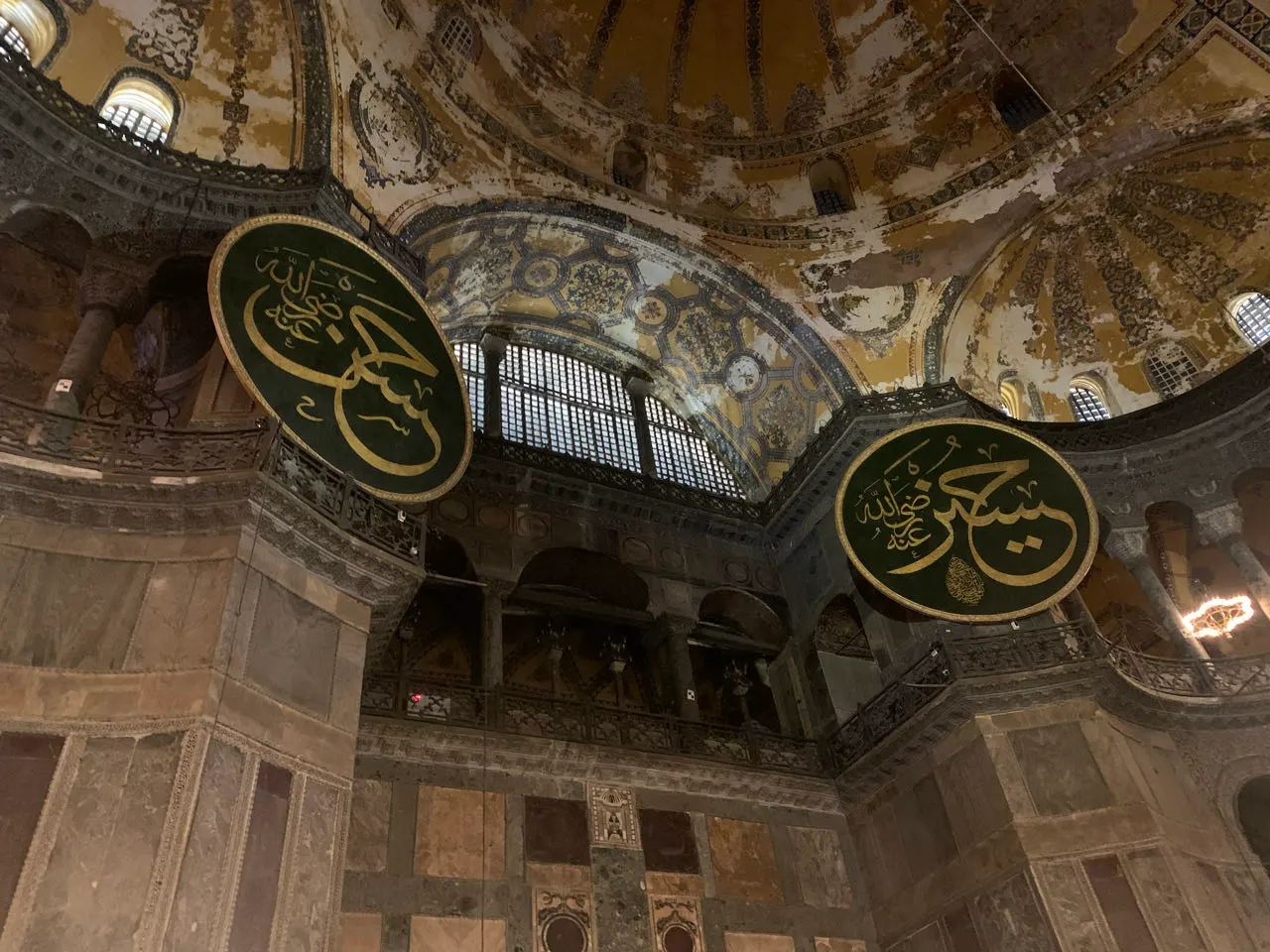 De grote koepel binnen in de Hagia Sofia in Istanbul
