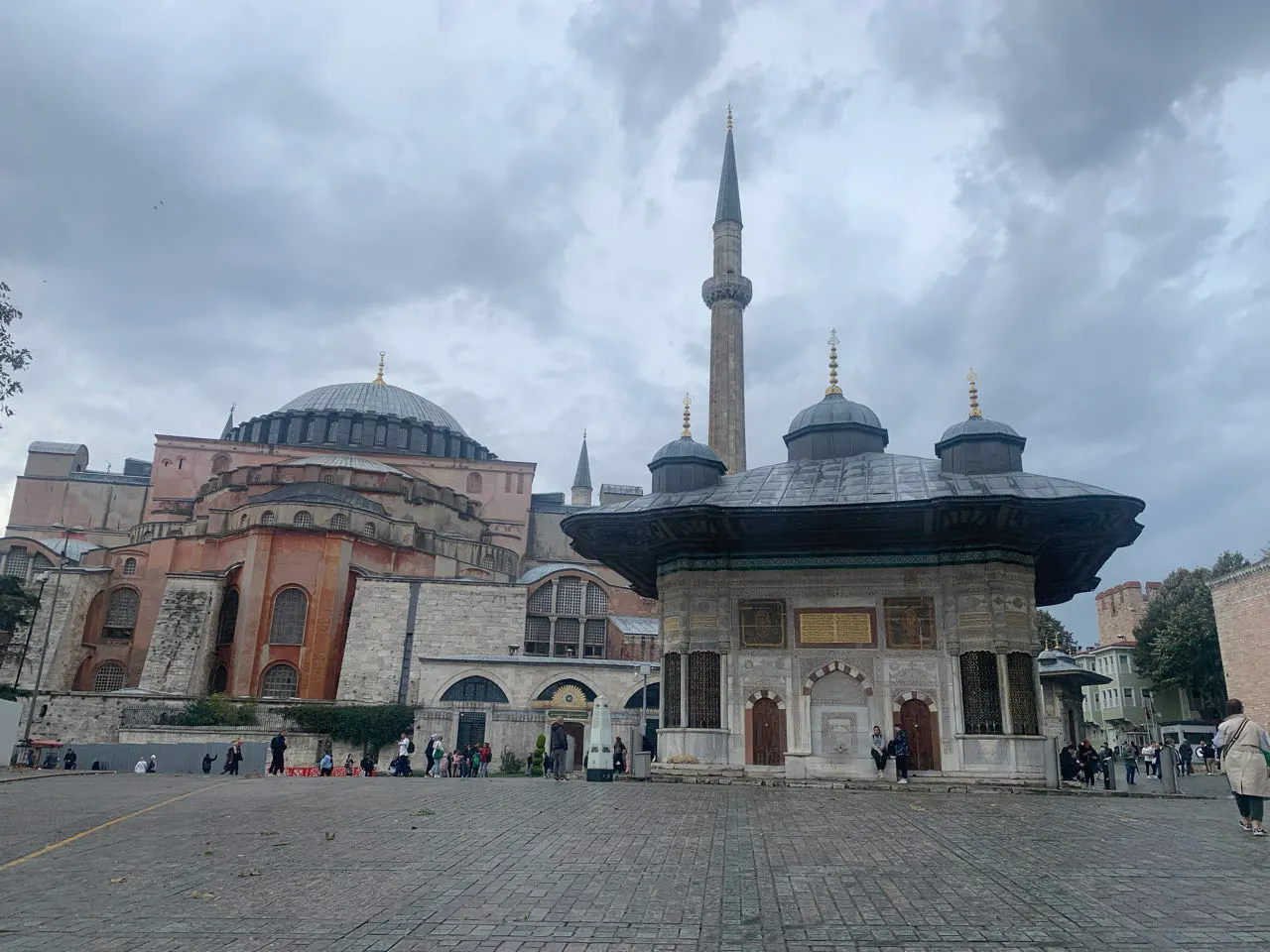 De Hagia Sofia in Istanbul van buiten met koepel en minaretten