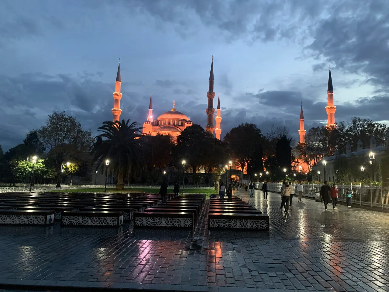De skyline van Istanbul in de avond met verlichte moskeeën en de Bosporus