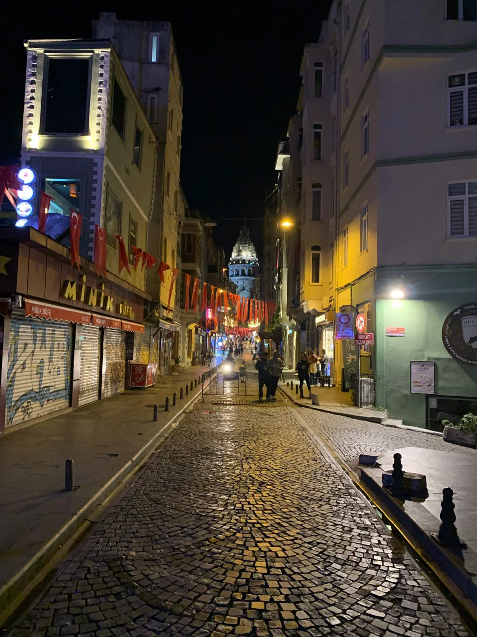 Een geplaveide straat in de wijk Galata in Istanbul in de avond