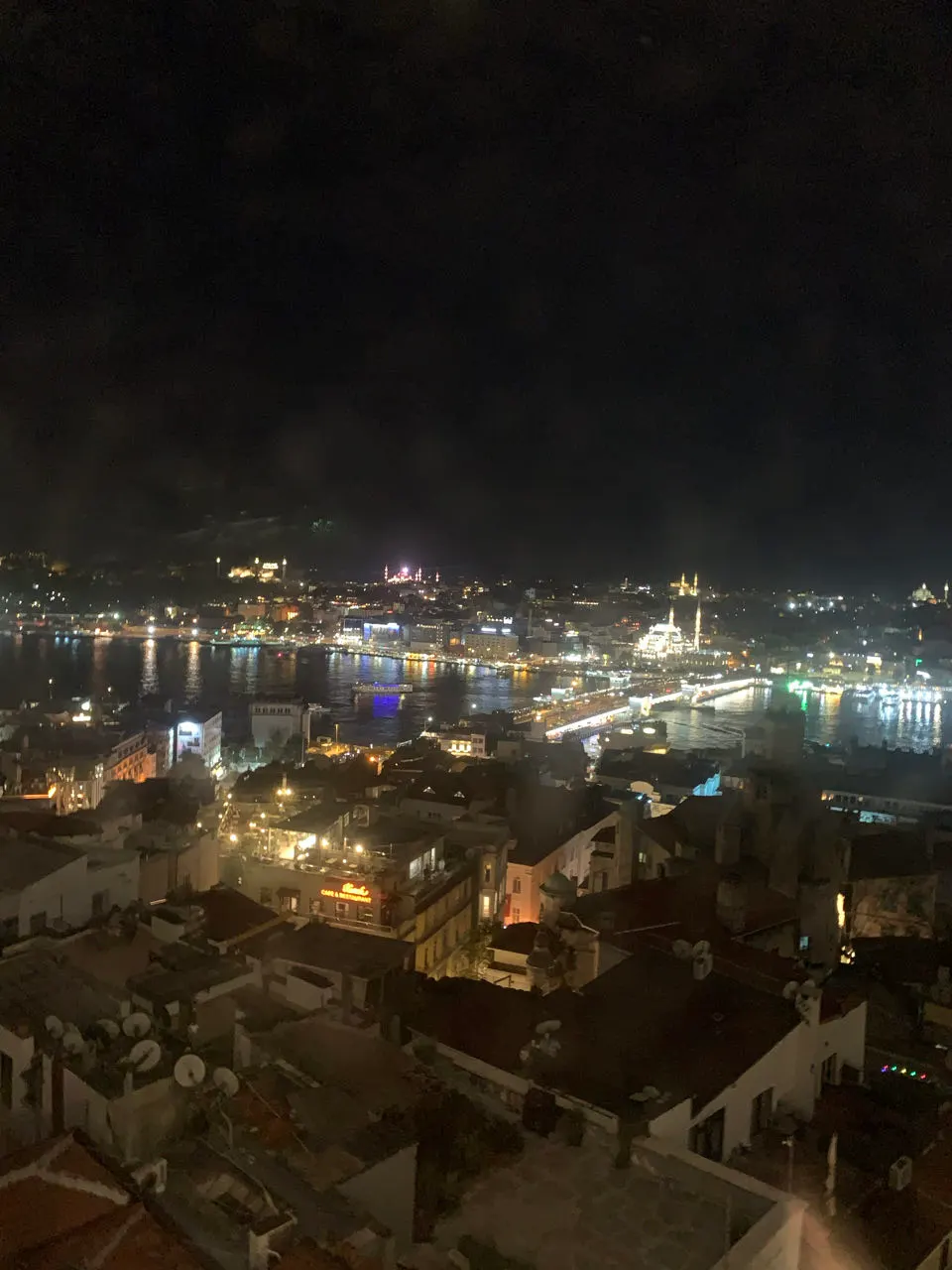 Avondzicht over de Bosporus en de lichtjes van Istanbul