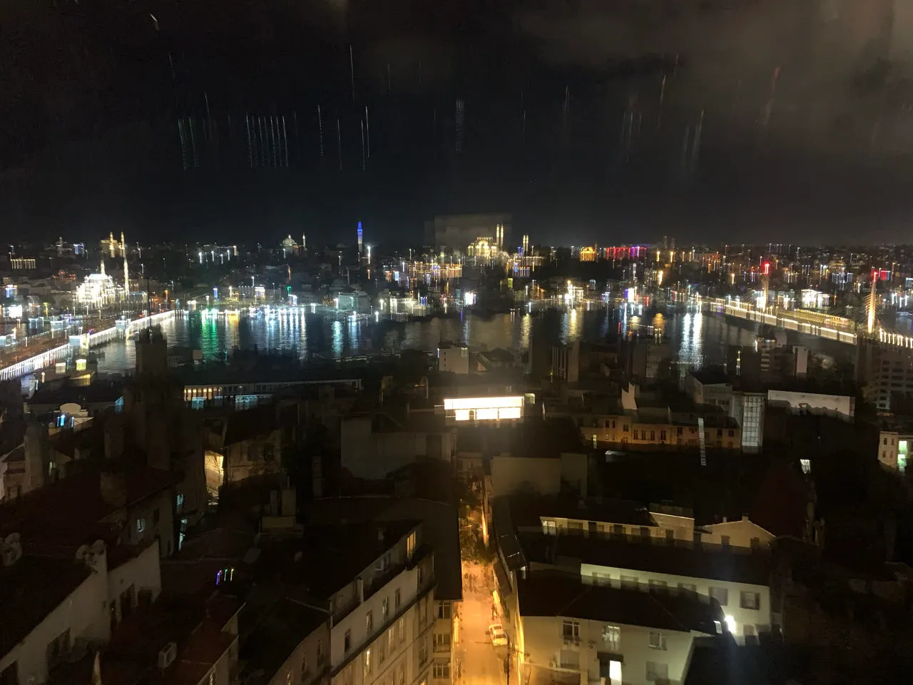 Uitzicht over de verlichte skyline van Istanbul vanaf de Galata Toren