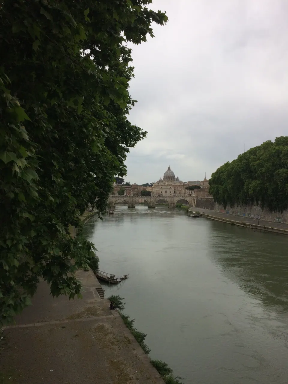 Zicht langs de Tiber met de koepel van de Sint-Pieter in de verte