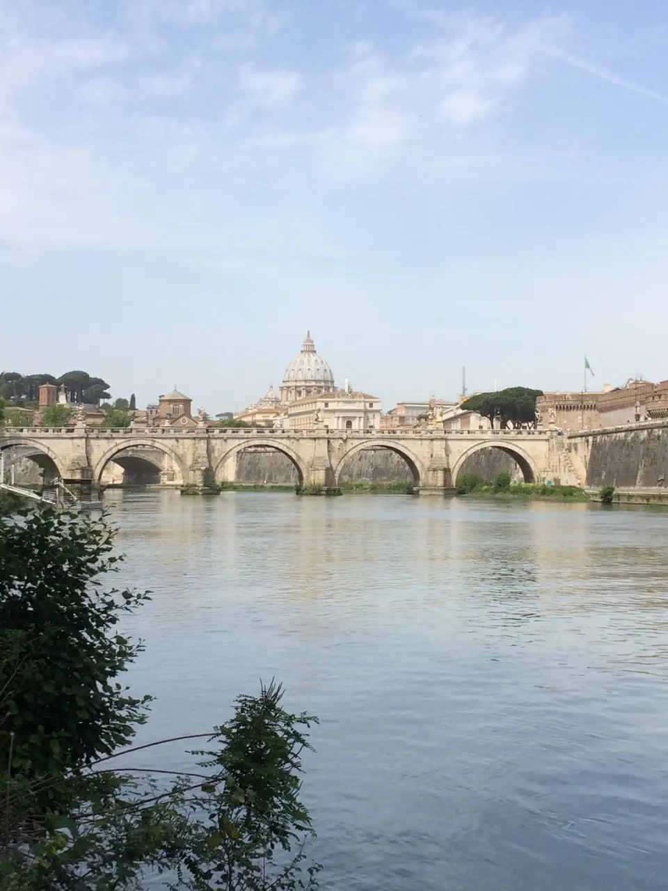 De koepel van de Sint-Pietersbasiliek in Vaticaanstad gezien vanaf de Tiber in Rome