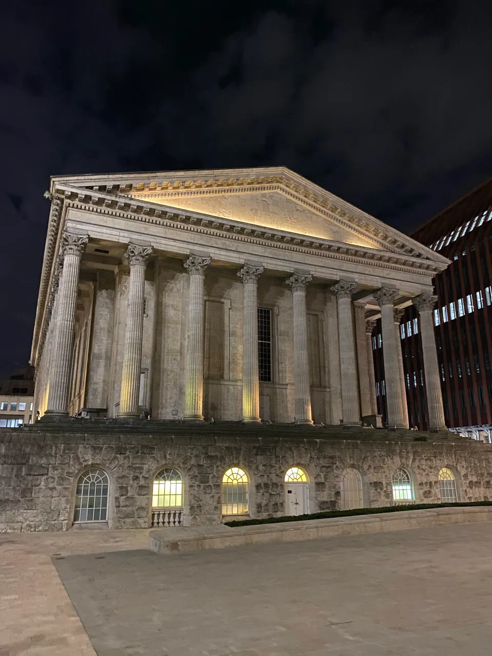 Een verlicht neoklassiek gebouw in het centrum van Birmingham in de avond