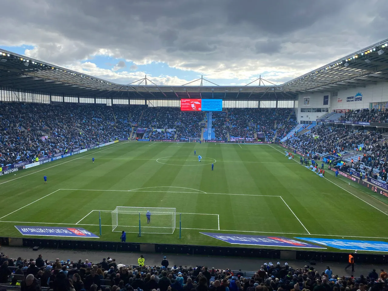 Het voetbalveld en de tribunes in het stadion van Coventry City