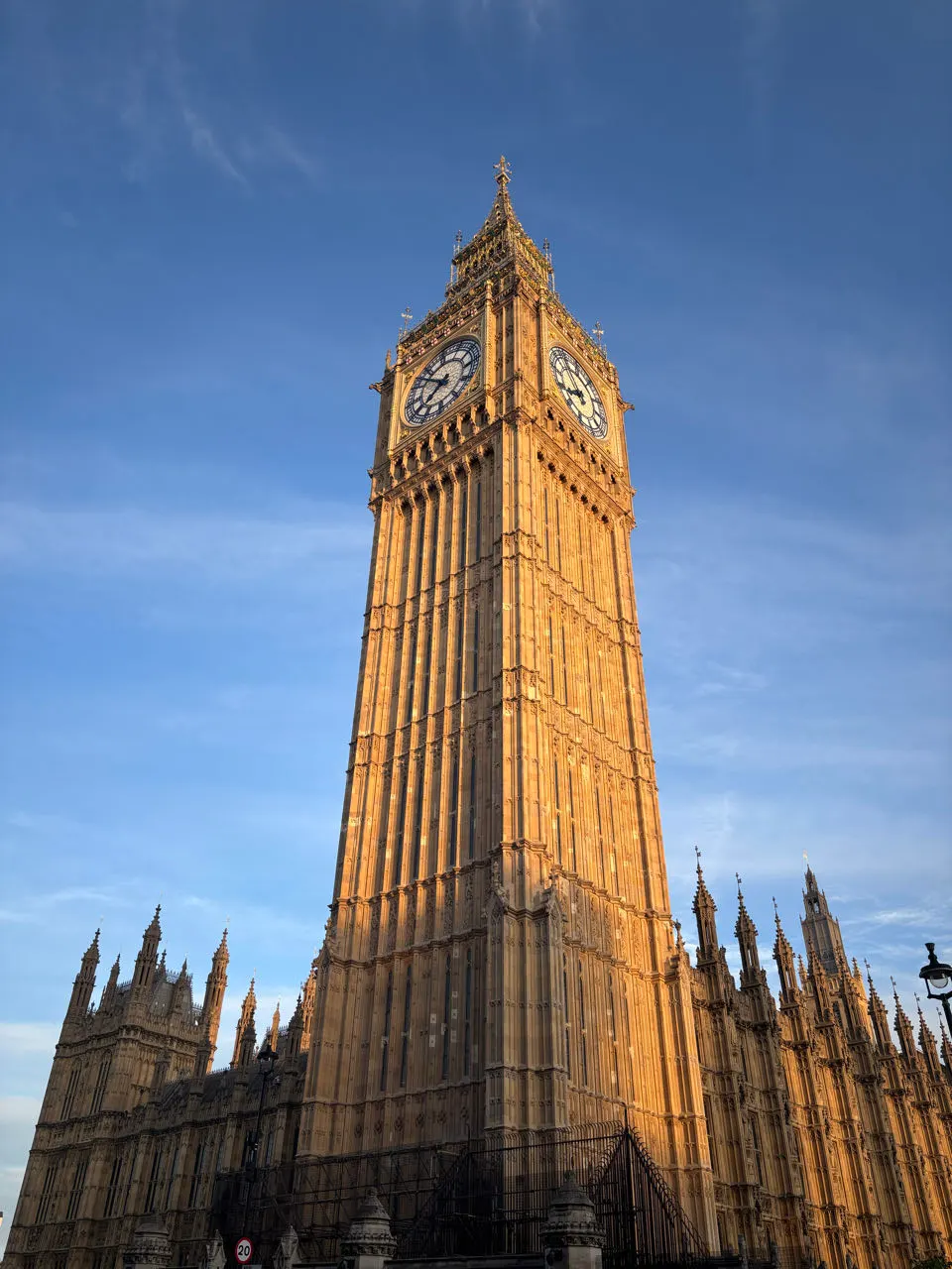 Big Ben en de Houses of Parliament in Londen onder een blauwe lucht