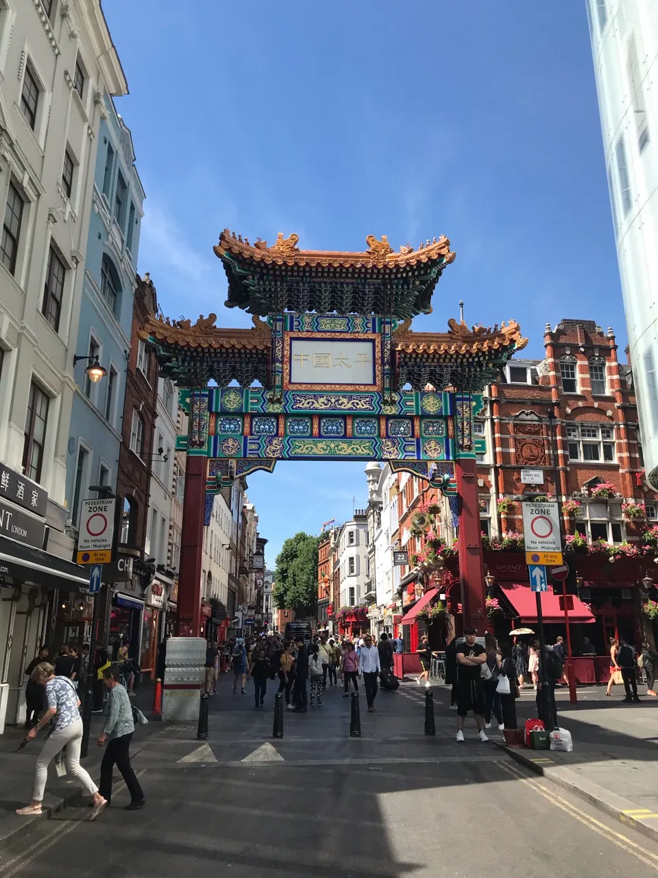 De versierde poort van Chinatown in het centrum van Londen