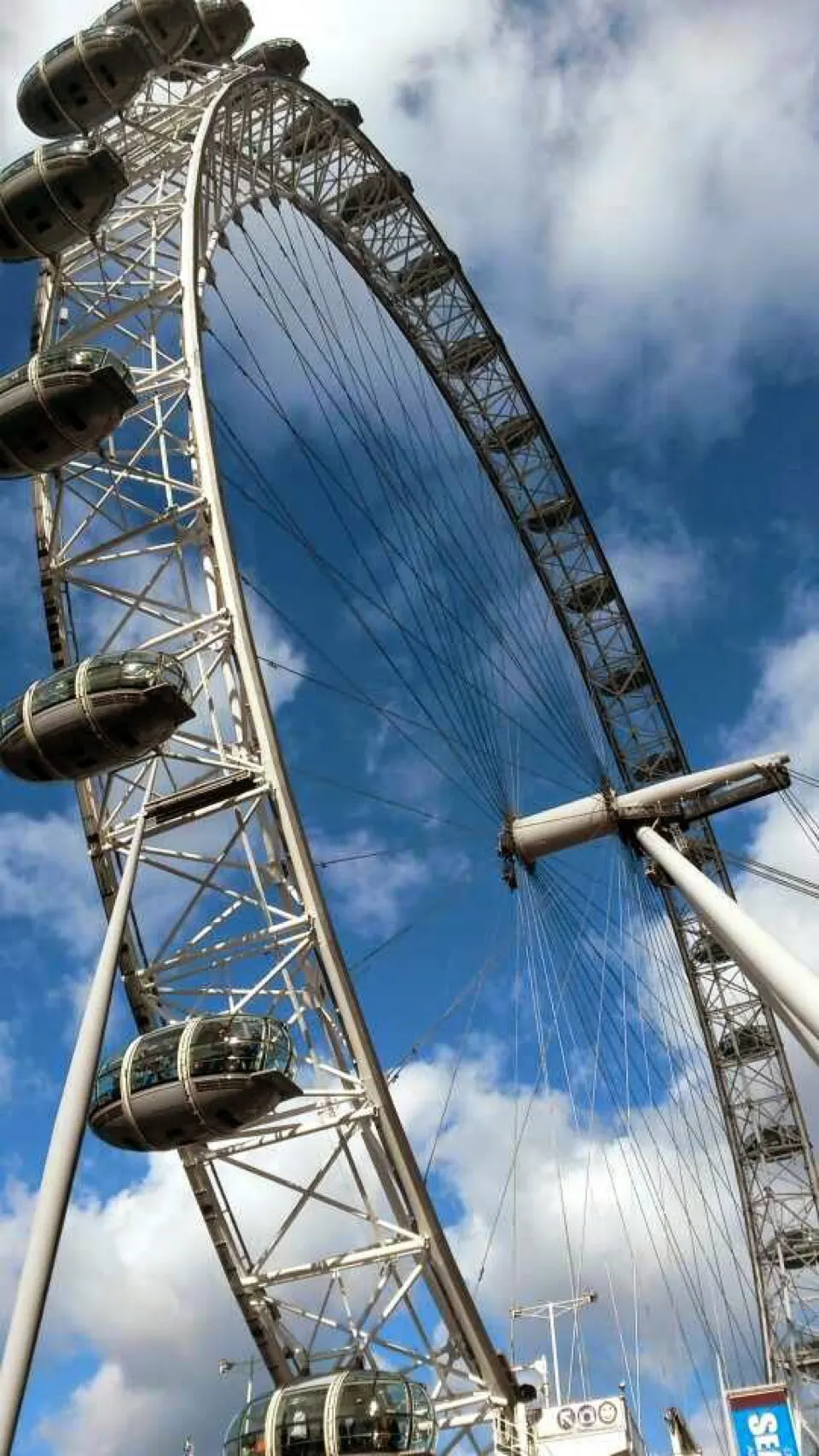 Het London Eye reuzenrad aan de oever van de Theems