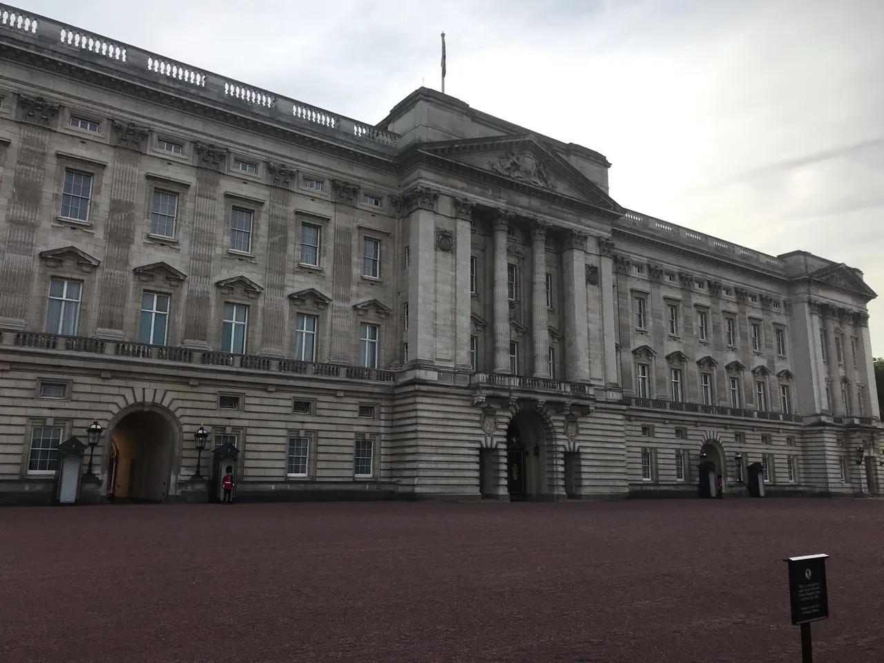 Het groene St James's Park met een vijver in Londen