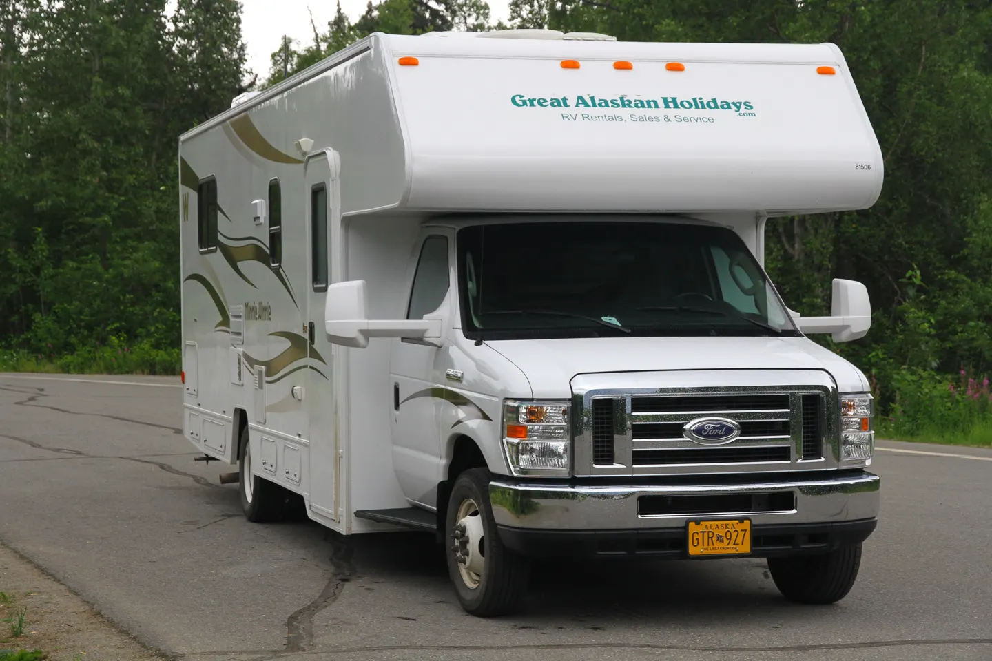 Een camper geparkeerd langs de weg tijdens een rondreis door Alaska