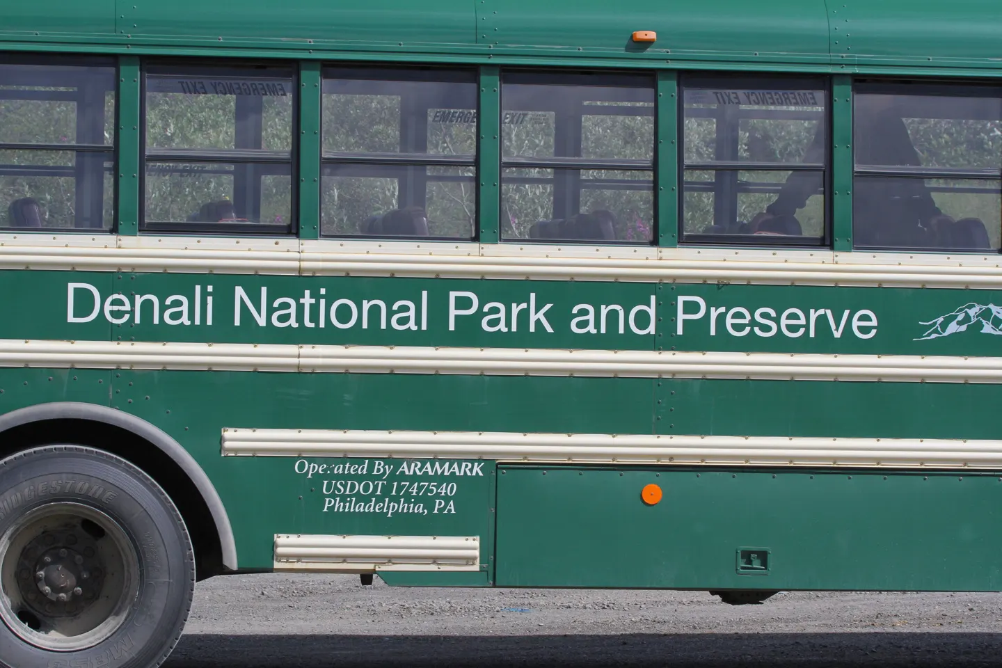 Een groene shuttlebus met het opschrift Denali National Park and Preserve