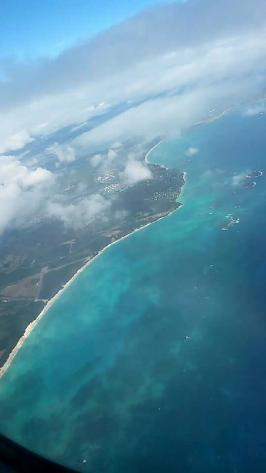 Luchtfoto van een turquoise kustlijn met rif op Hawaï vanuit het vliegtuig