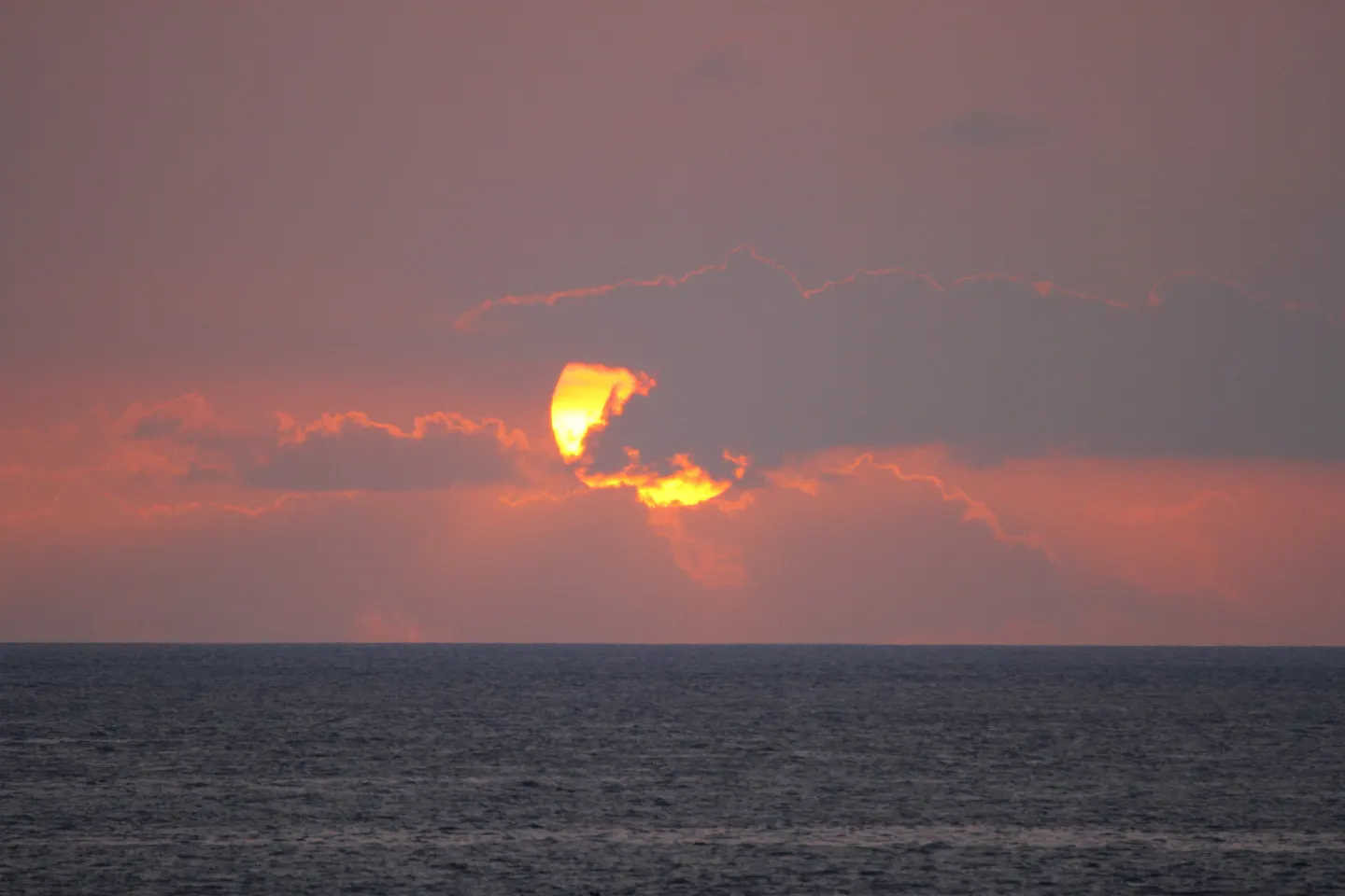 Zonsondergang boven de Grote Oceaan op Big Island Hawaï
