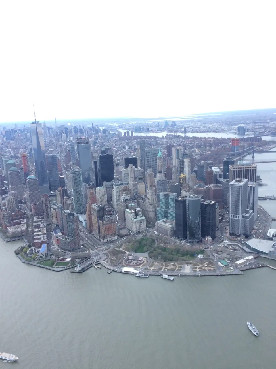Luchtfoto van de skyline van Lower Manhattan met One World Trade Center en Battery Park