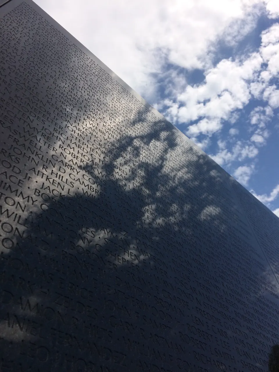 De zwarte granieten muur van het Vietnam Veterans Memorial