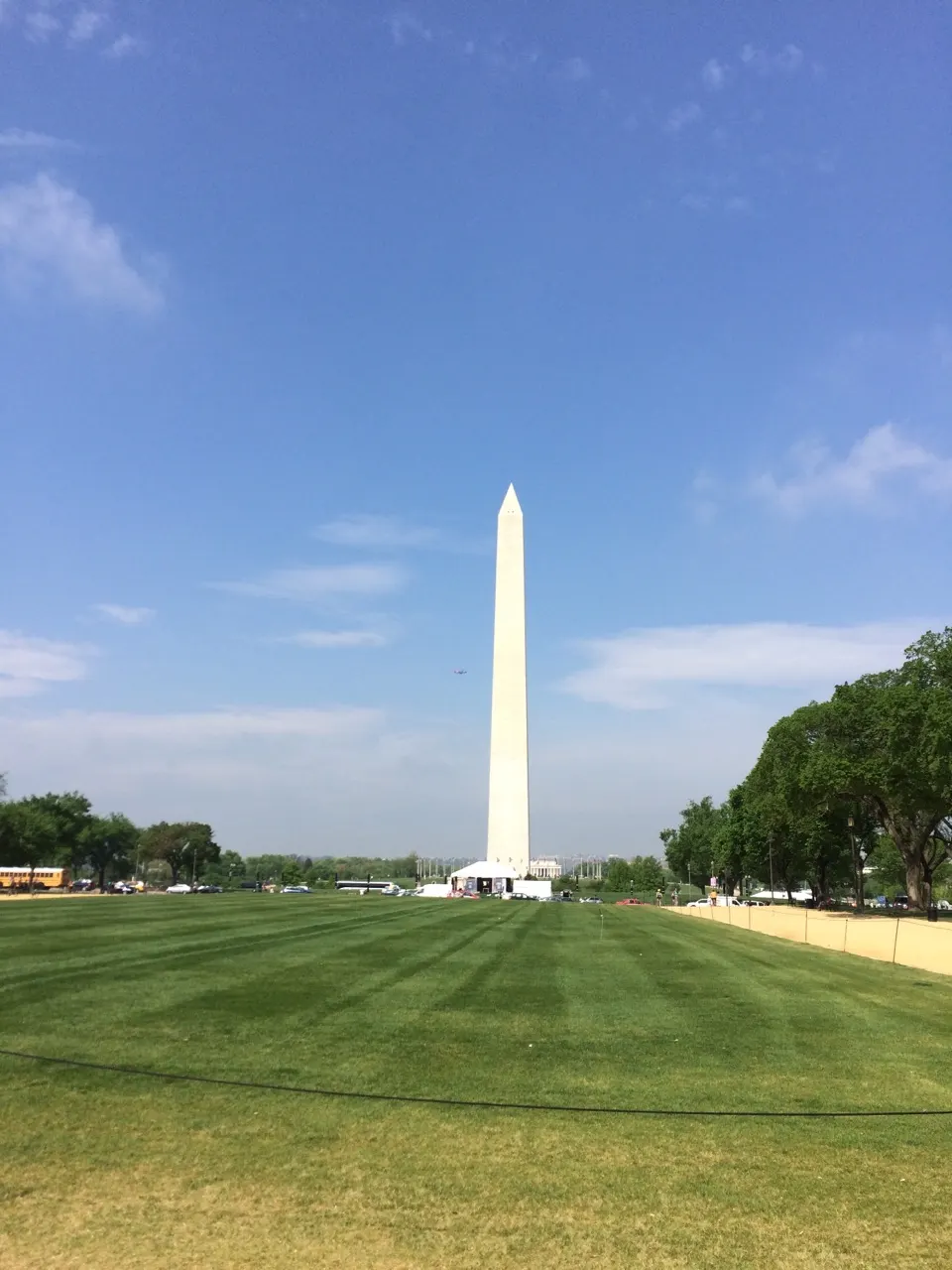Het Washington Monument, een witte obelisk, op de National Mall