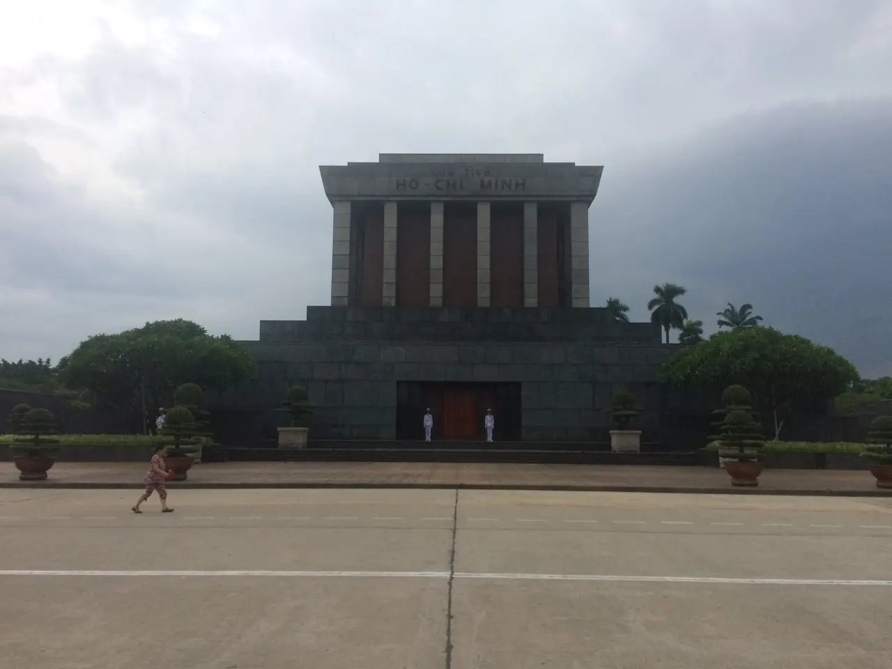 Het Ho Chi Minh-mausoleum, een groot grijs monument in Hanoi