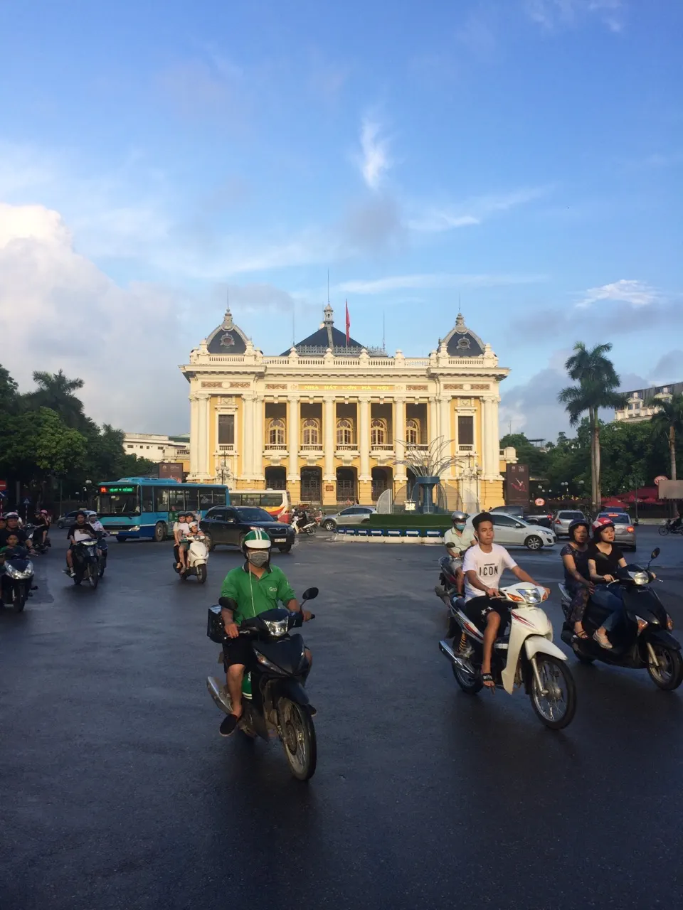 Het koloniale operagebouw van Hanoi met scooters ervoor