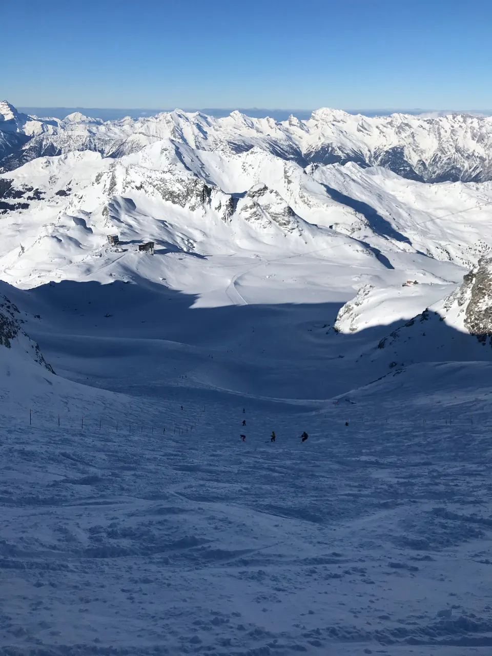 Alpenpanorama gezien vanaf de piste hoog boven Verbier