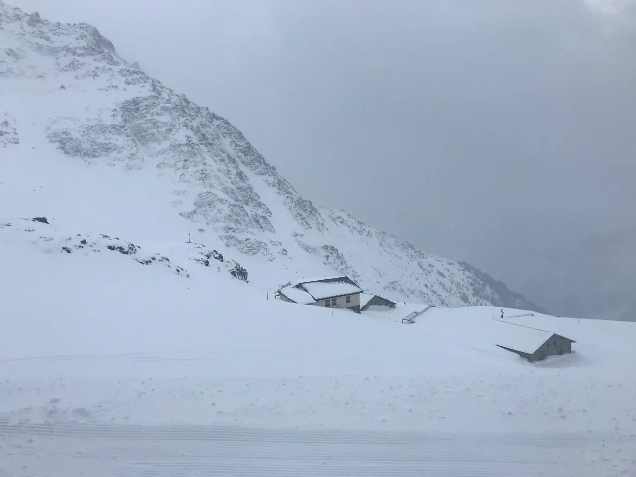 Grote besneeuwde bergwand met een berghut in het skigebied van Verbier