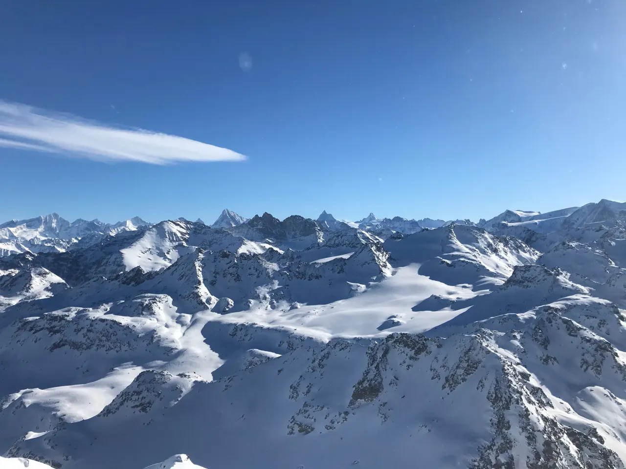 Panorama van besneeuwde bergtoppen in het skigebied bij Verbier onder een blauwe lucht