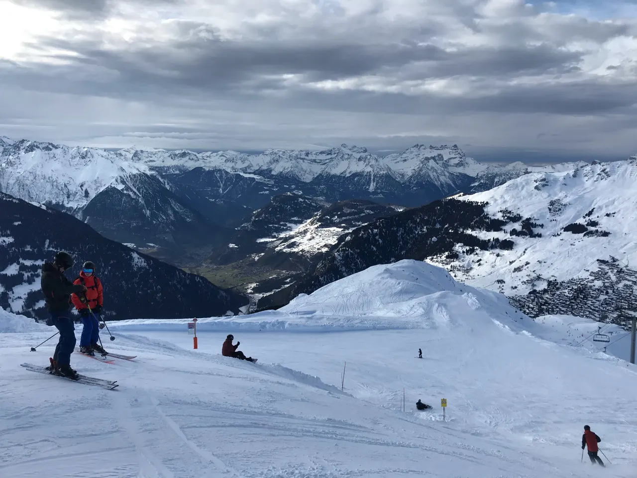 Uitzicht vanaf de piste bij Verbier over de bergen onder een bewolkte lucht
