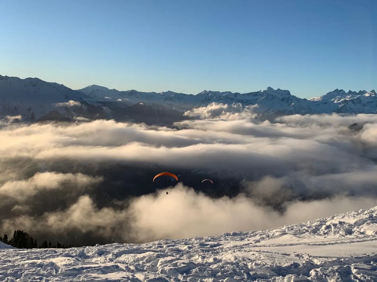 Zee van wolken in het dal bij zonsondergang gezien vanaf de bergen boven Verbier
